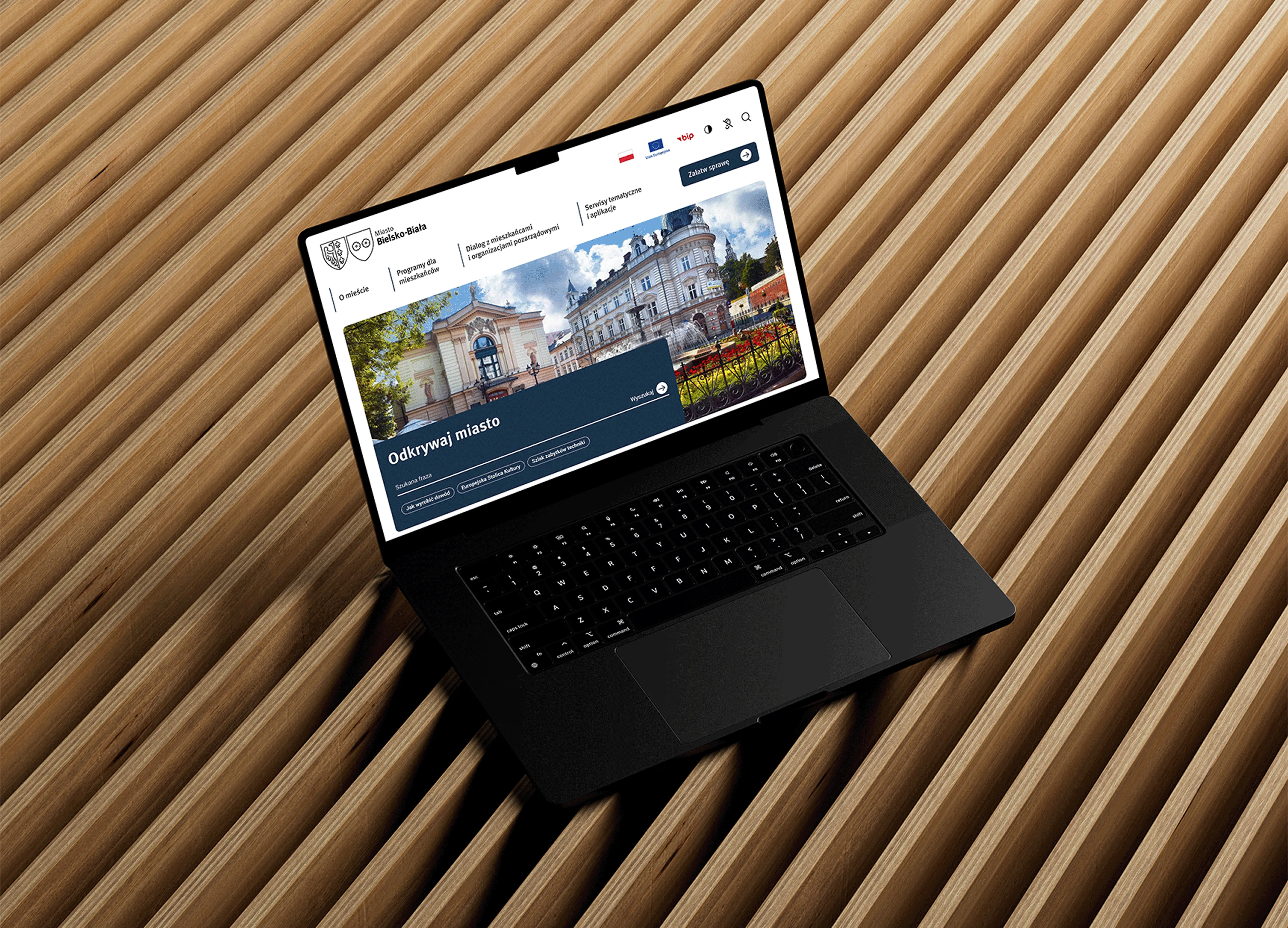 Laptop z otwartą stroną główną miasta Bielsko-Biała.